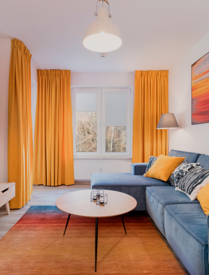 Wyjątkowy klimat apartamentu Sky oddają jego kontrastowo dobrane kolory w pokoju dziennym